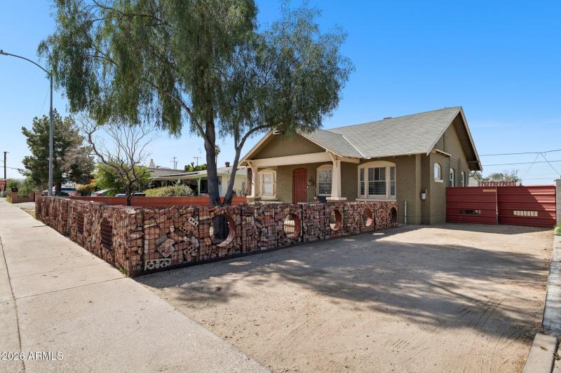 4-web-or-mls-2218-n-21st-pl