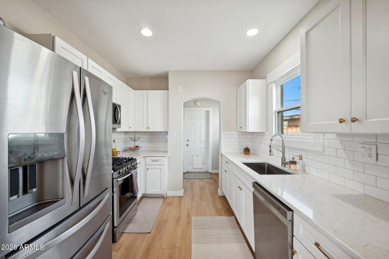 11-web-or-mls-2218-n-21st-pl