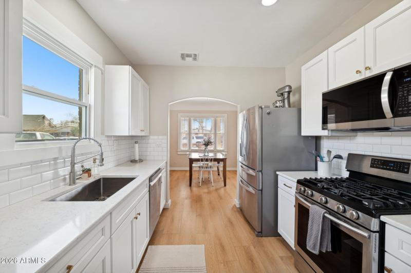 12-web-or-mls-2218-n-21st-pl