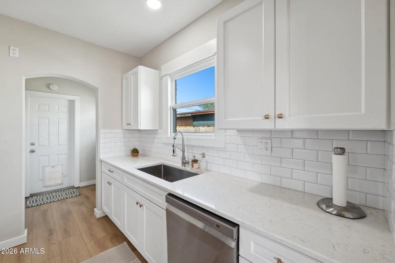 15-web-or-mls-2218-n-21st-pl