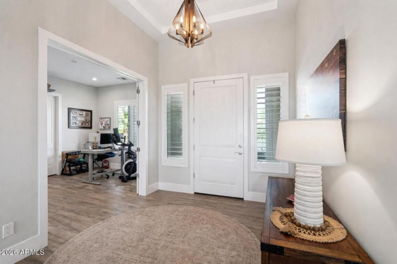 Foyer w/Tray Ceiling