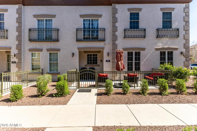 Lockable Gate/Fenced Courtyard