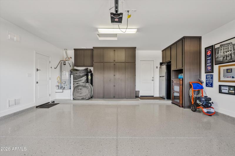 Garage w/epoxy & cabinets