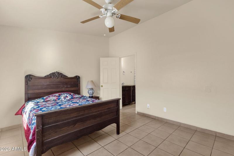 25-web-or-mls-1121-north-25th-pl-unit-1