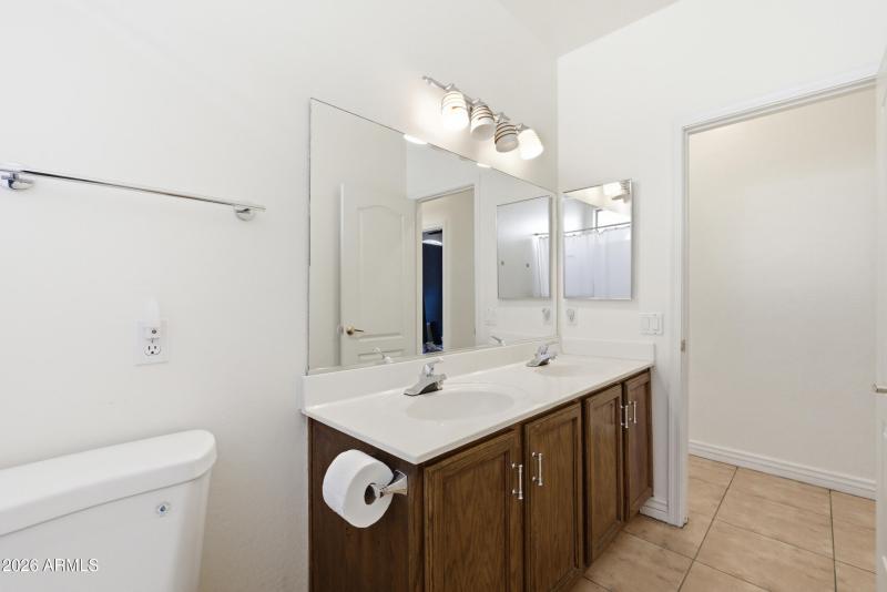 26_1645 e orangewood st-26