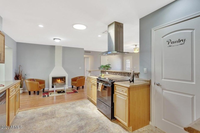 Kitchen & Breakfast Area