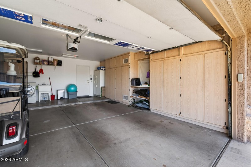 Garage w/cabinets