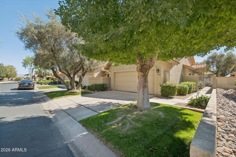 3-web-or-mls-7925-e-pepper-tree-ln