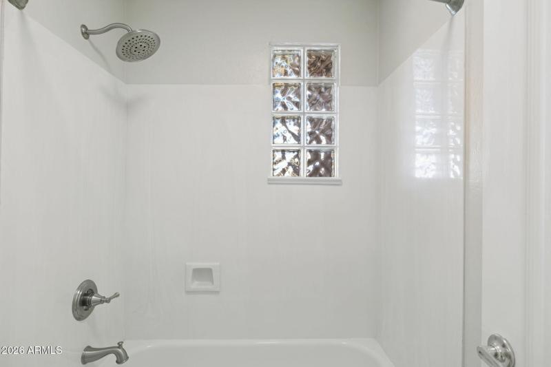 30-web-or-mls-29230-n-46th-st