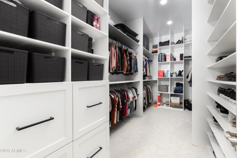 HIGE WALK-IN CLOSET