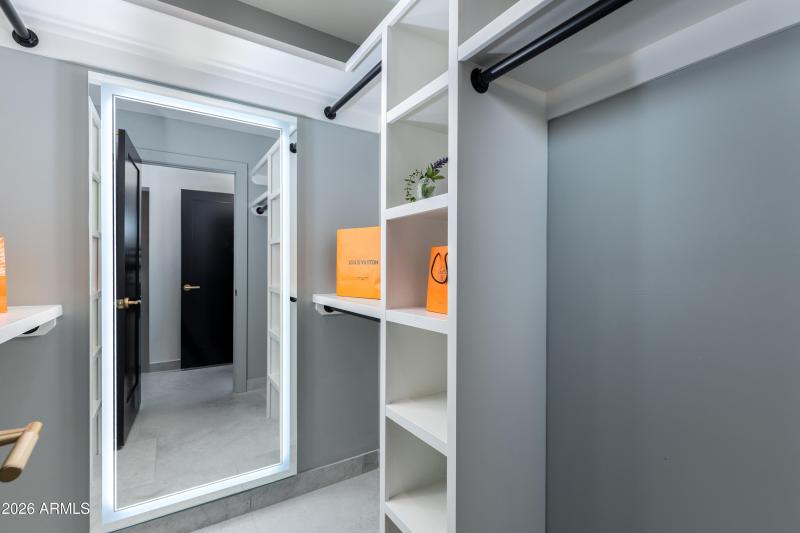 WALK-IN CLOSET
