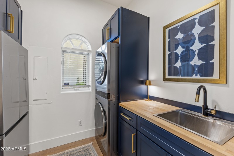 1455 E Victor Hugo Ave------40