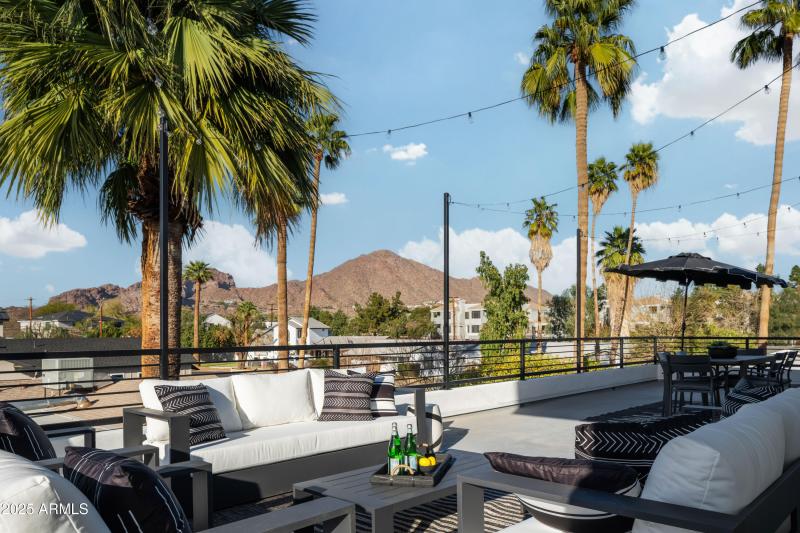 Roof deck for optimal entertaining