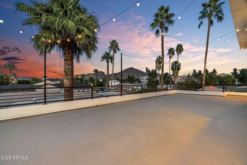 1000 ft of outdoor space