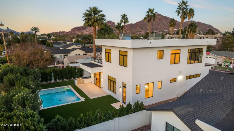 Big lot with mature landscape