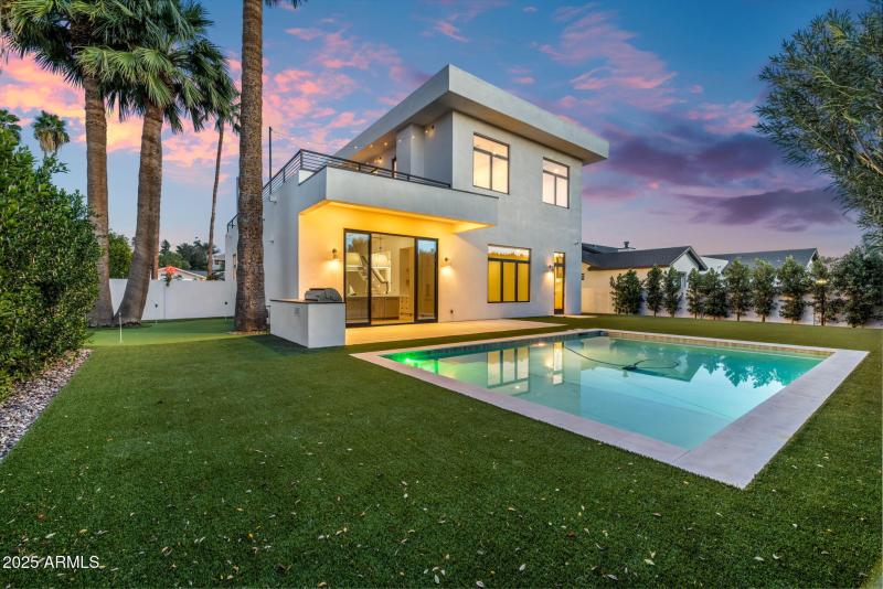 Pool with baja shelf & putting green