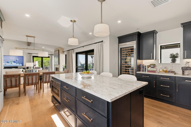 Kitchen island / bar