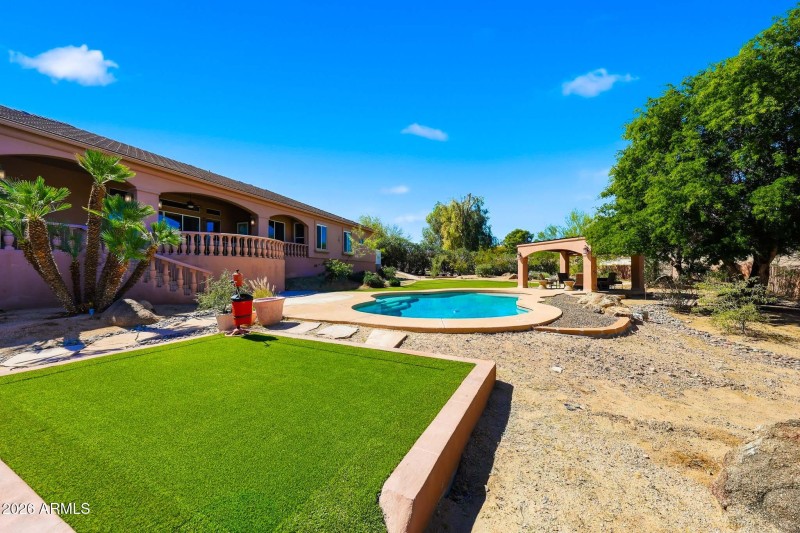 Practice putting green