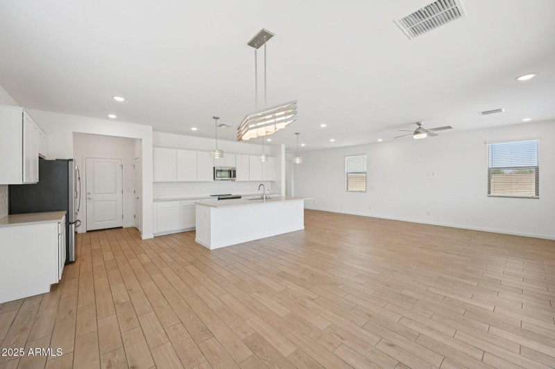 8-web-or-mls-N 74th Ave-S0209-008