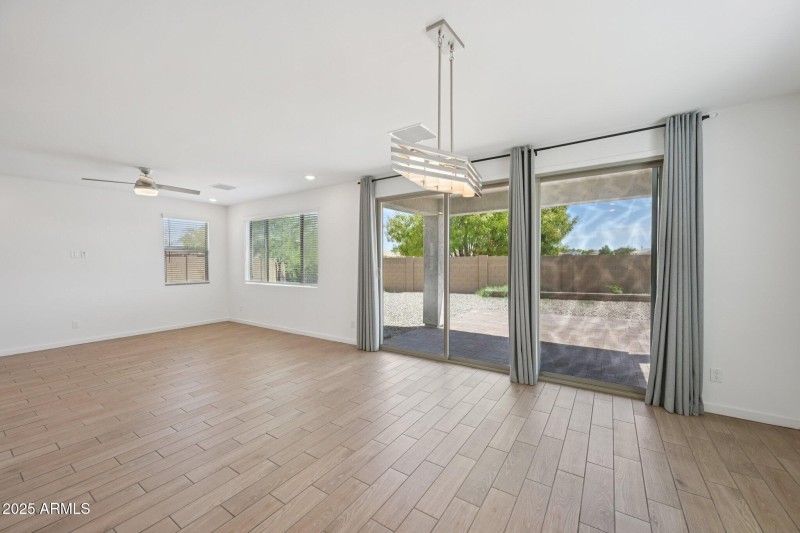 9-web-or-mls-N 74th Ave-S0209-009