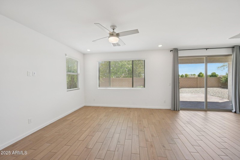 10-web-or-mls-N 74th Ave-S0209-010