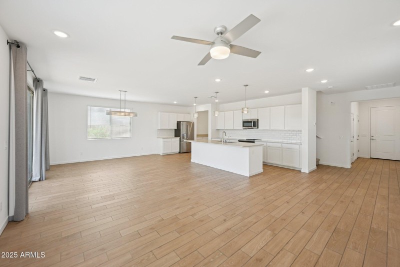 11-web-or-mls-N 74th Ave-S0209-011