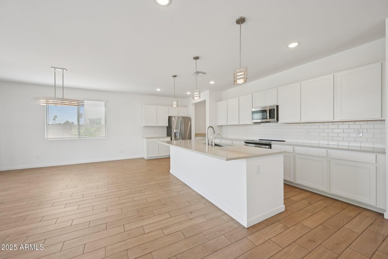 13-web-or-mls-N 74th Ave-S0209-013