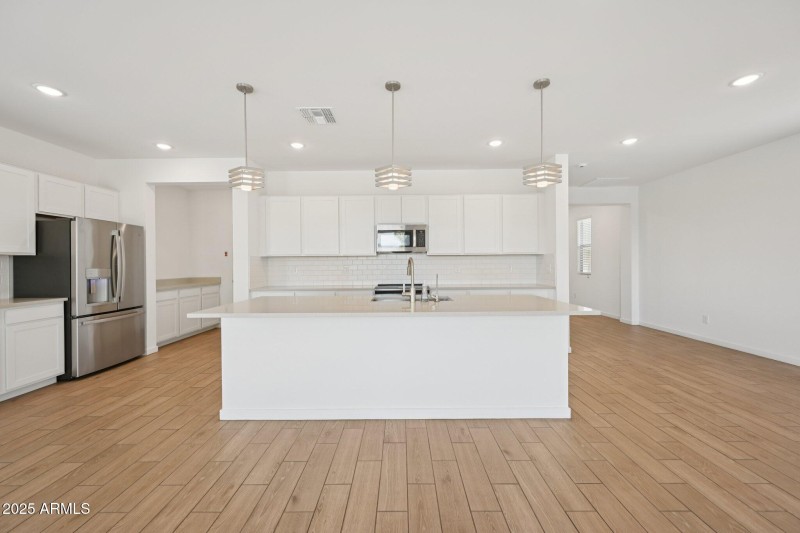 14-web-or-mls-N 74th Ave-S0209-014