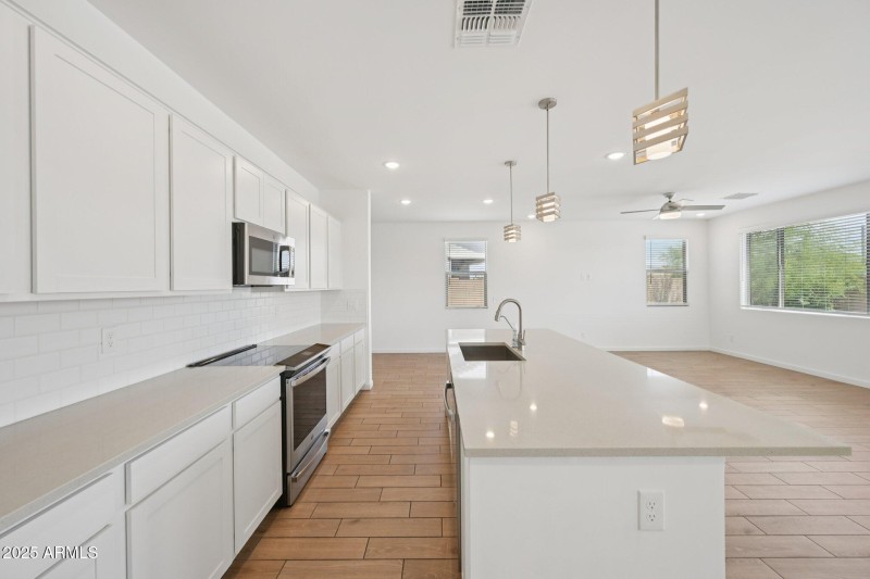 16-web-or-mls-N 74th Ave-S0209-016