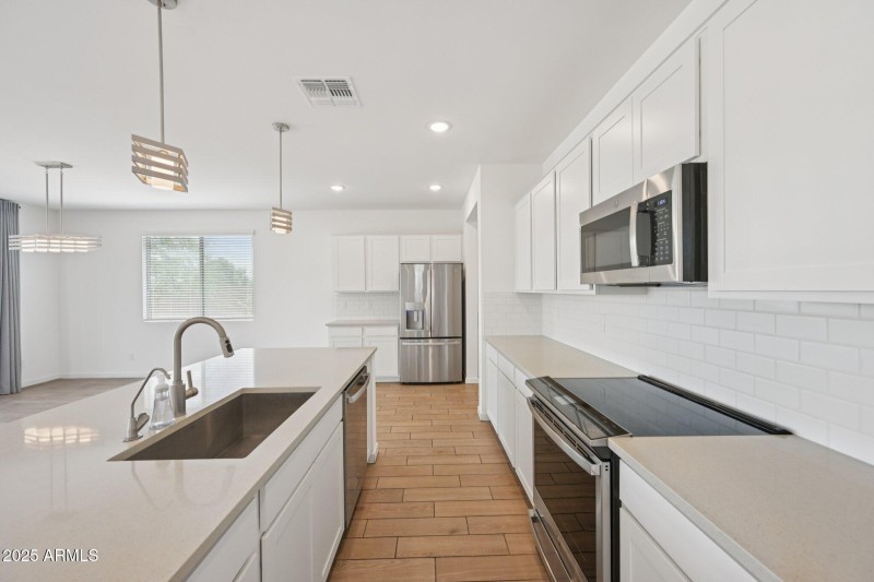 17-web-or-mls-N 74th Ave-S0209-017