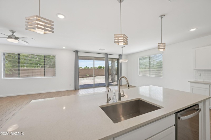 18-web-or-mls-N 74th Ave-S0209-018