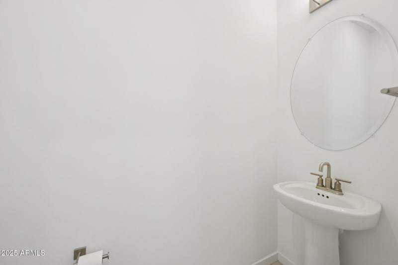 19-web-or-mls-N 74th Ave-S0209-019