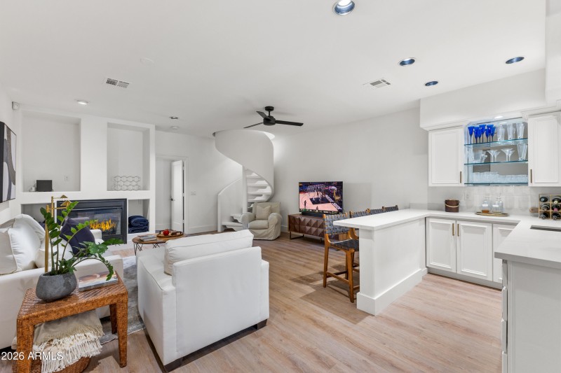 1455 E Victor Hugo Ave------44