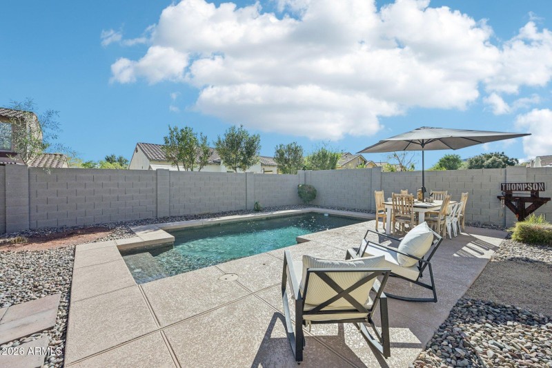 Sparkling Pool & Sundeck