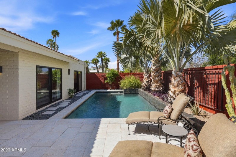 Fun Pool with deck jets