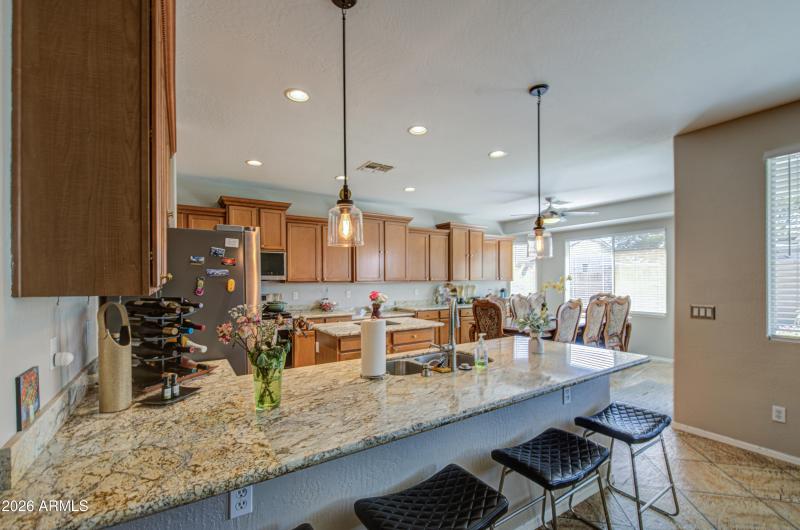 Kitchen w/ Breakfast Bar
