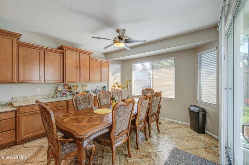 Kitchen w/ Eat-in Dining