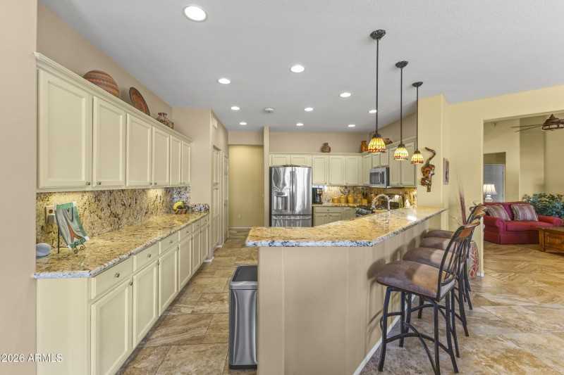 KITCHEN / BREAKFAST BAR