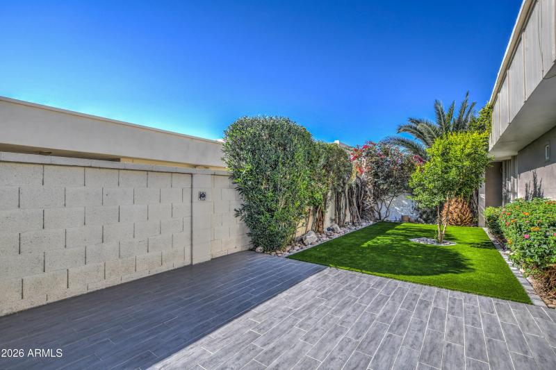 Private backyard & patio