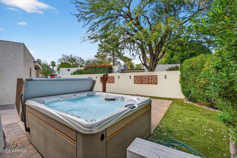 44-web-or-mls-03E Earll Dr