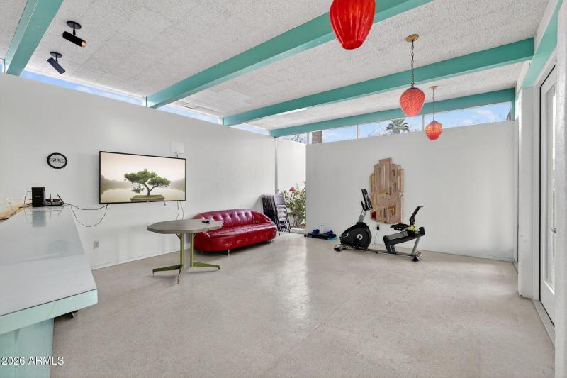 52-web-or-mls-10E Earll Dr