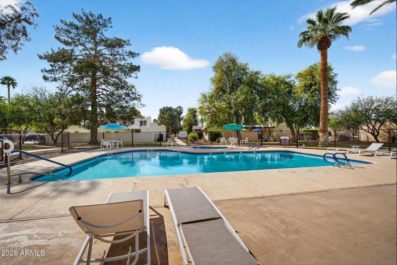 55-web-or-mls-17E Earll Dr