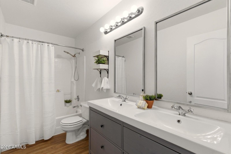 Full upstairs bathroom