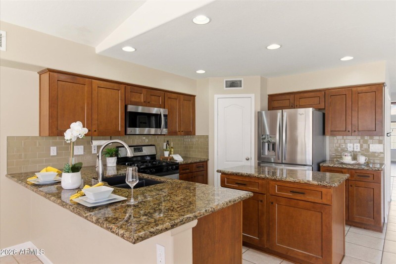 Breakfast bar & island