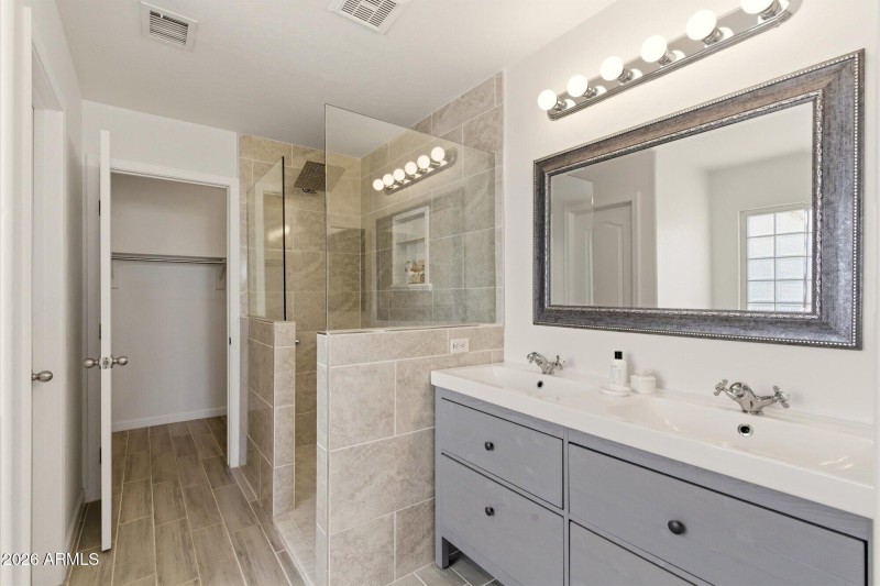 Dual Sinks & Walk-in Closet