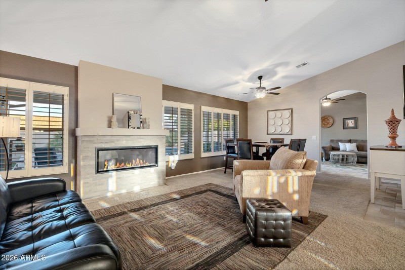 Living Room w Fireplace3066