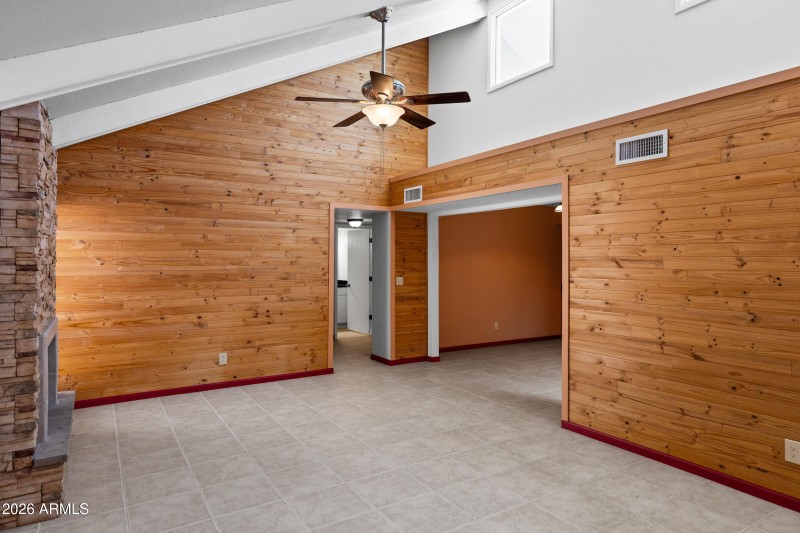 Nice great room w/ vaulted ceilings