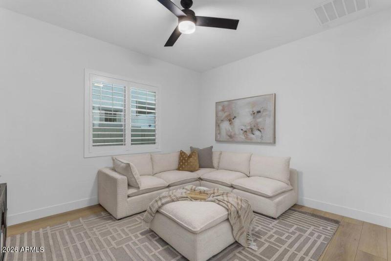 021_34-web-or-mls-100_a4m_ap_677