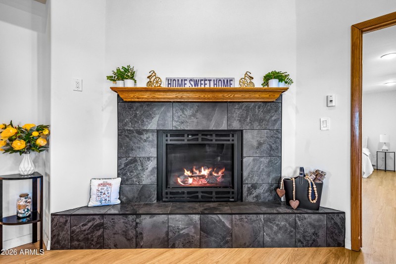 Stunning gas fireplace!