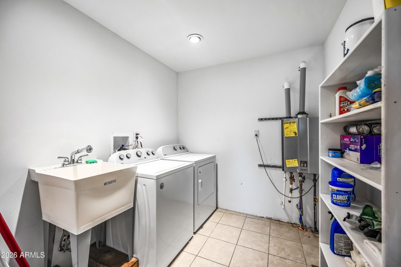 Large laundry room w/utility sink